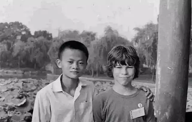 马云：从英语教师到商业巨头的转变_马云原来是英语老师的故事_马云从英语老师到创业