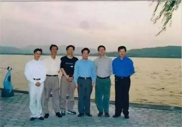 丁磊10亿元奖优秀学子_丁磊母校_从校园到商界：丁磊的成功故事