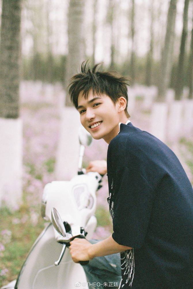 2021年蔡徐坤出演的电影_蔡徐坤（Cai Xukun） - 知名歌手和演员，近年也参演了一些电影。_影视演员蔡徐坤