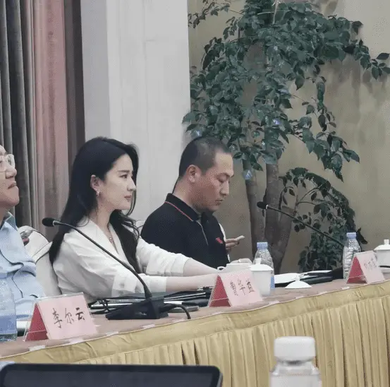 用圣经来诠释生命_用生命诠释教育阅读_刘亦菲：用心与热情诠释每个角色